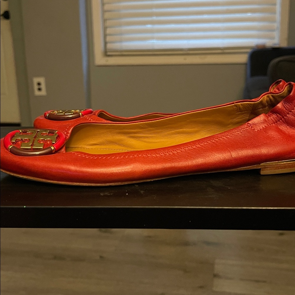 Tory Burch Red Leather Flats with Gold Logo - Picture 4 of 5
